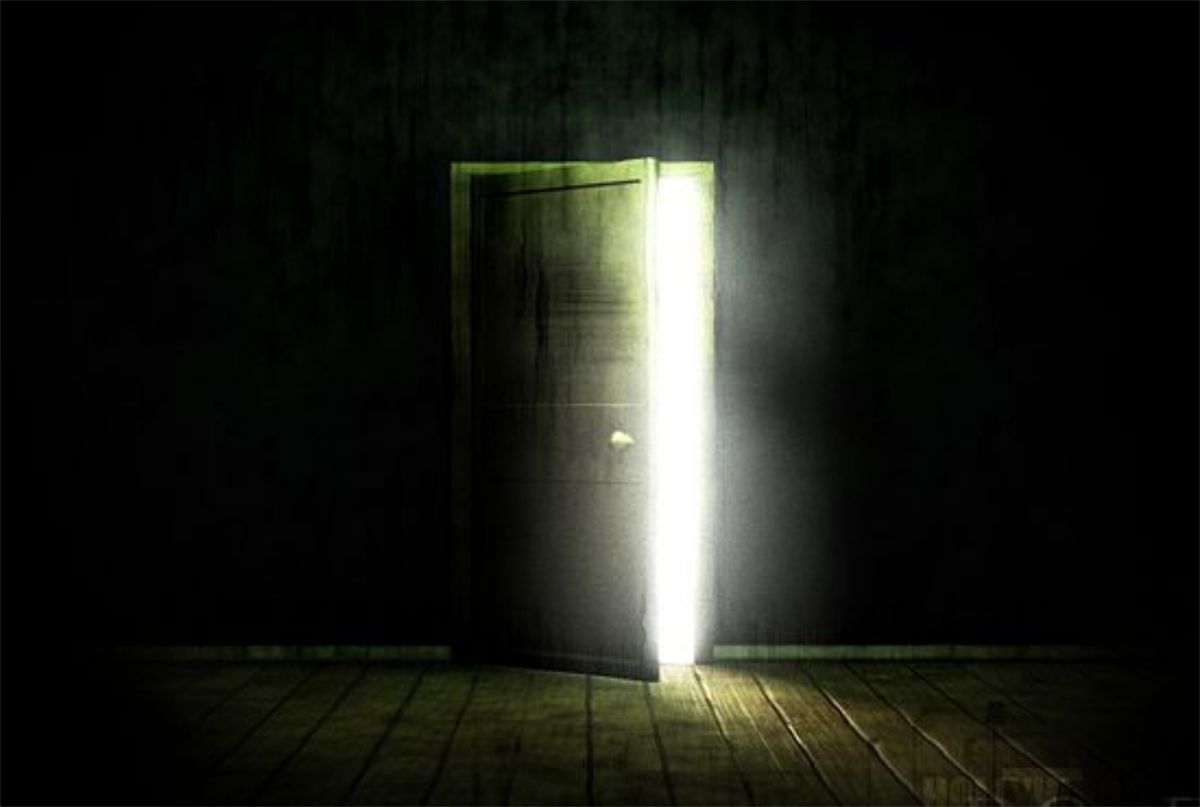 Дверь в темноте. Свет за дверью. Открытая дверь. Открытая дверь в темноте.