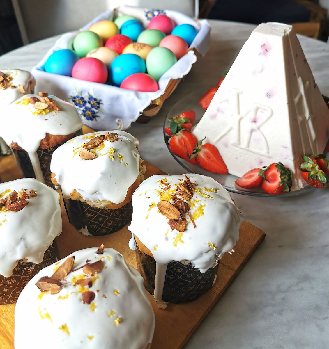 Это мои прошлогодние куличи с начинки из дробленого миндаля и лимонной цедры с апельсиновой глазурью. 