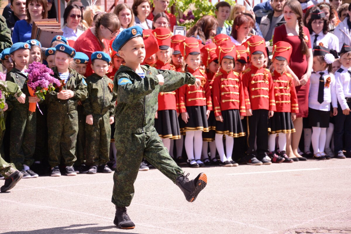 Картинка детей в строю. Парад дошкольных войск Пятигорск. Детский парад Победы. Детский военный парад. Дети на параде Победы.