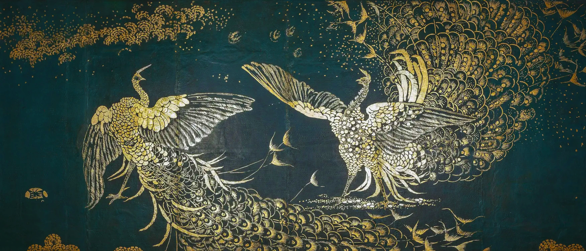 Золотые павлины в боевых стойках на южной стене комнаты 