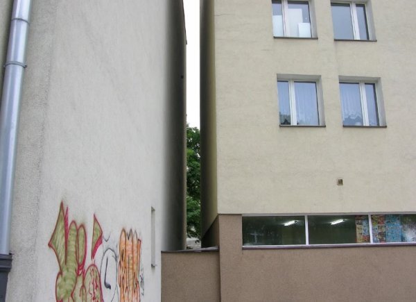 Щель между двумя домами, в который впоследствии втиснули дом