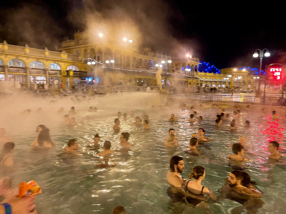 Самый популярные термы-на открытом воздухе. Там больше всего народа