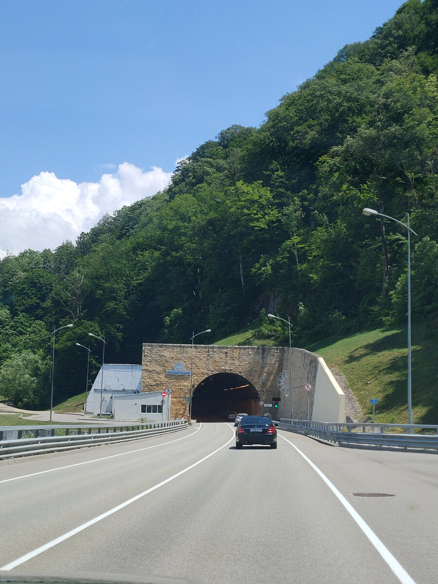 Тоннель на дороге в Красную поляну