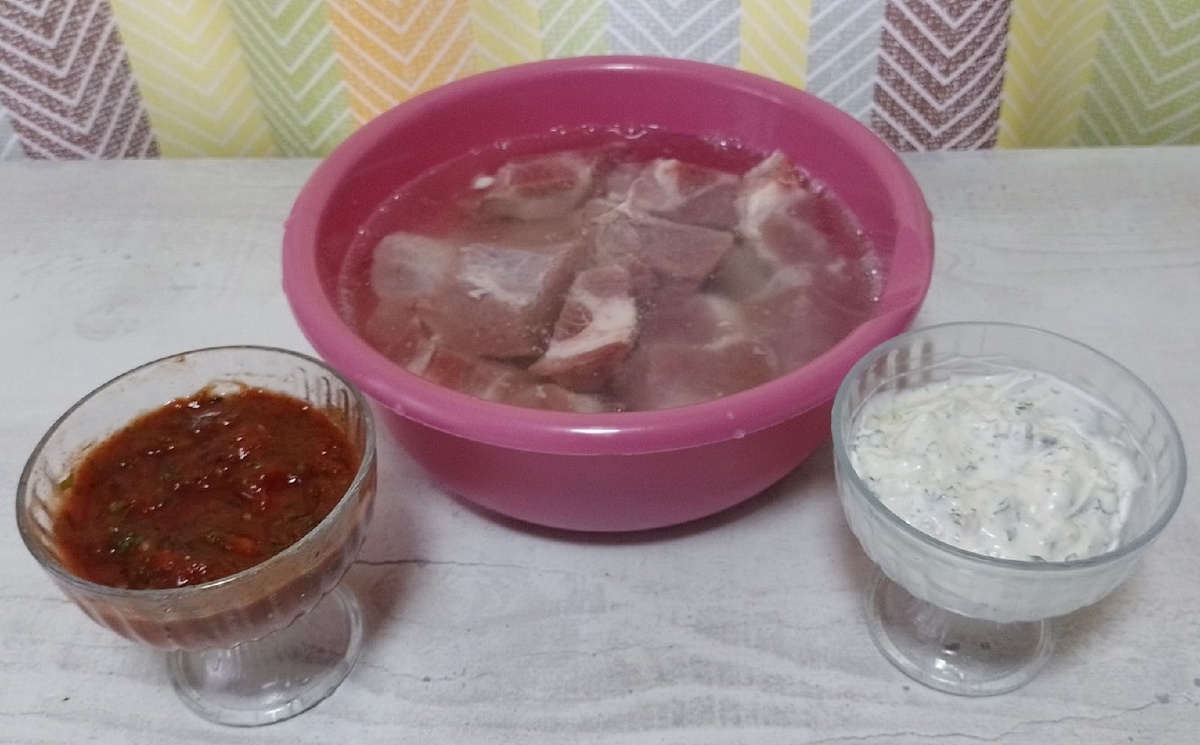 Замаринованное мясо и соусы собираются в прохладное место