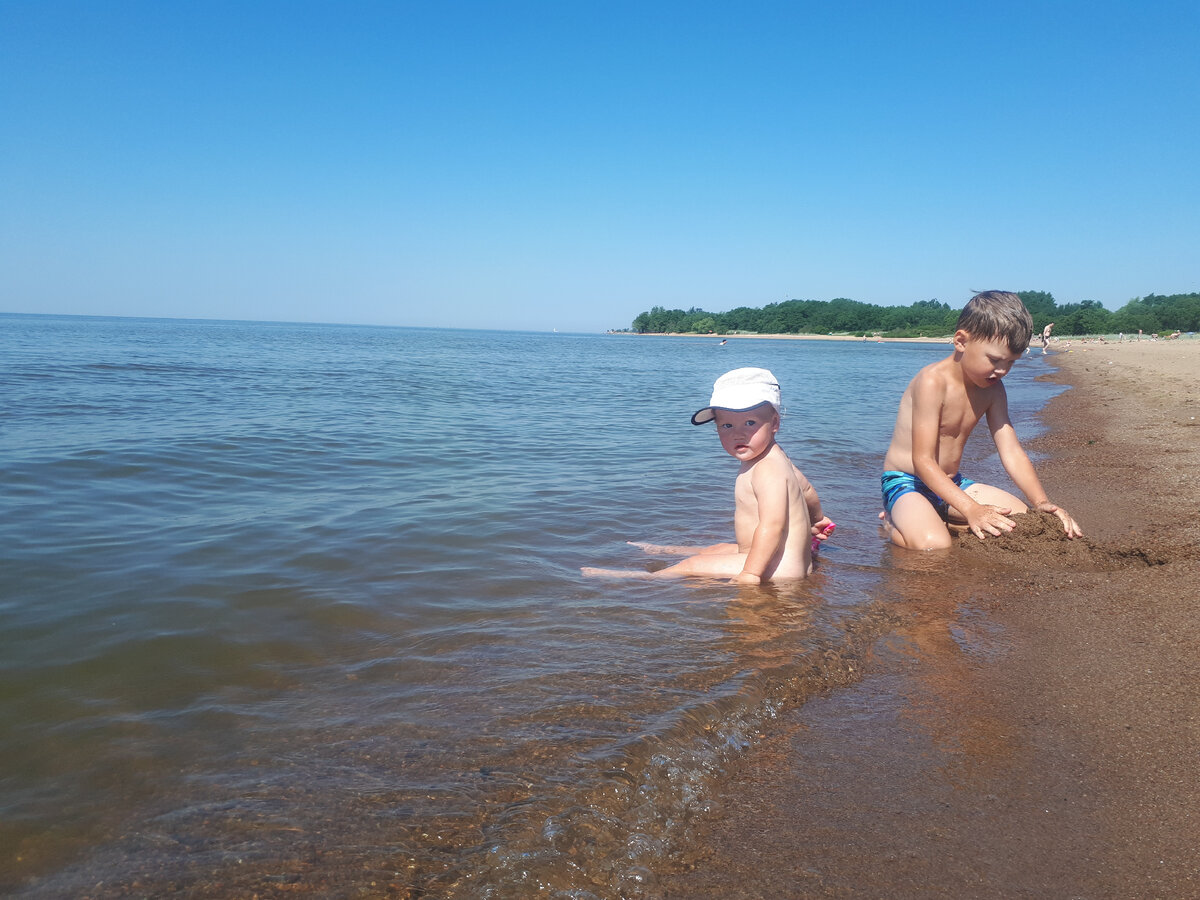 Собственно, пляжная зона недалеко от парковки.
