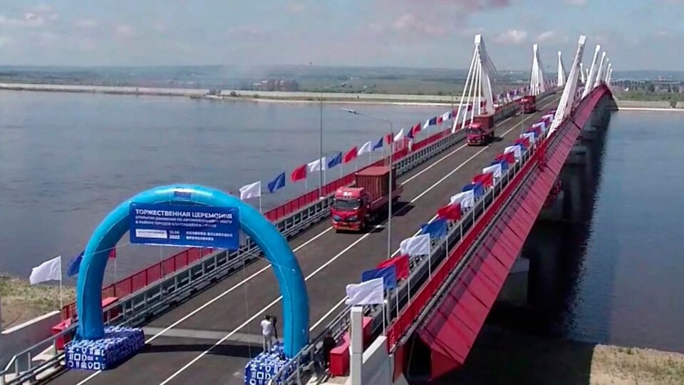 Автор и правообладатель данного изображения: https://www.1tv.ru/news/2022-06-10/430889-utrom_torzhestvenno_otkryli_gruzovoe_dvizhenie_po_pervomu_avtomobilnomu_mostu_mezhdu_rossiey_i_kitaem?from=feed