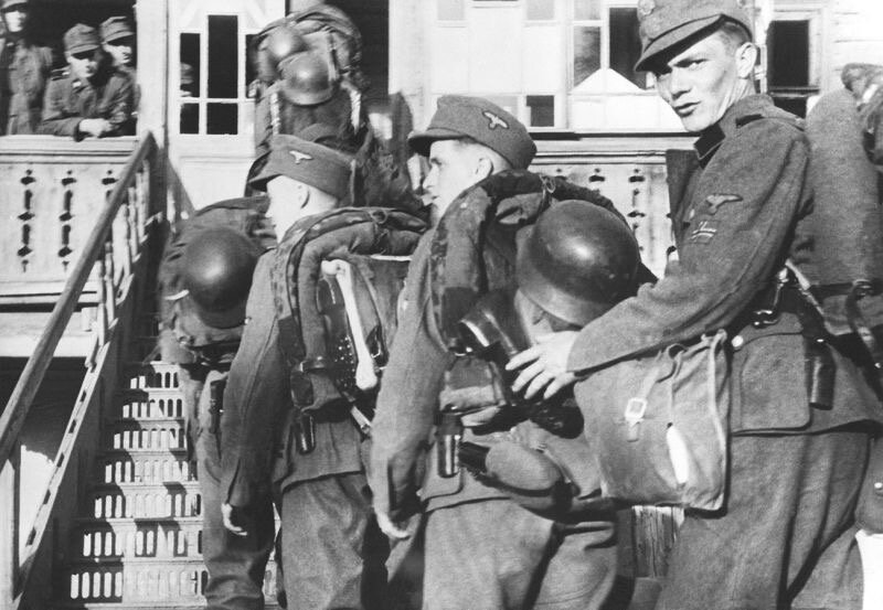 Немцы радуются. Солдат дивизии СС Нордланд. Группа Вермахт Нордланд. Полк Нордланд дивизии СС Викинг. Дивизия Нордланд Берлин 1945.