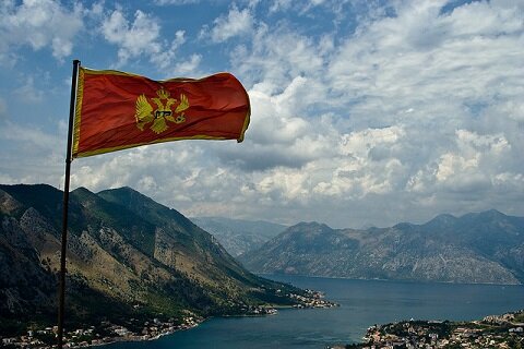 Граничит с Сербией, Хорватией, Албанией, Боснией и Герцеговиной. По Конституции Черногория является демократическим, социальным и экологическим государством. Власть делится на законодательную, исполнительную и судебную. Глава государства – Президент, избираемый путем всеобщего голосования на 5 лет. Законодательным органом является Скупщина (парламент), исполнительным – правительство.