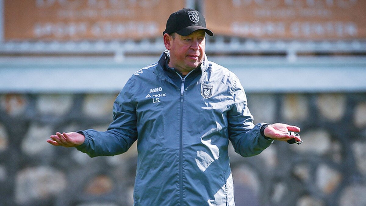 Слуцкий в "Рубине". Фото sport24.ru.