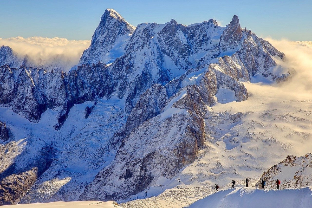 The high mountain in europe is. Монблан гора. Франция Альпы Монблан. Альпы вершина Монблан. Гора Монблан (4807 м).