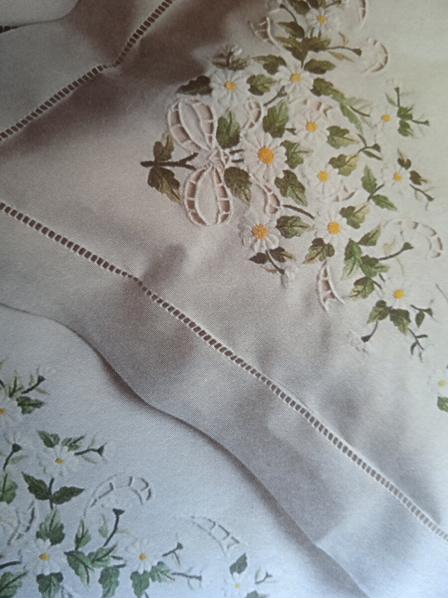 Плоская гладь имела очень большое значение в вышивании белым.