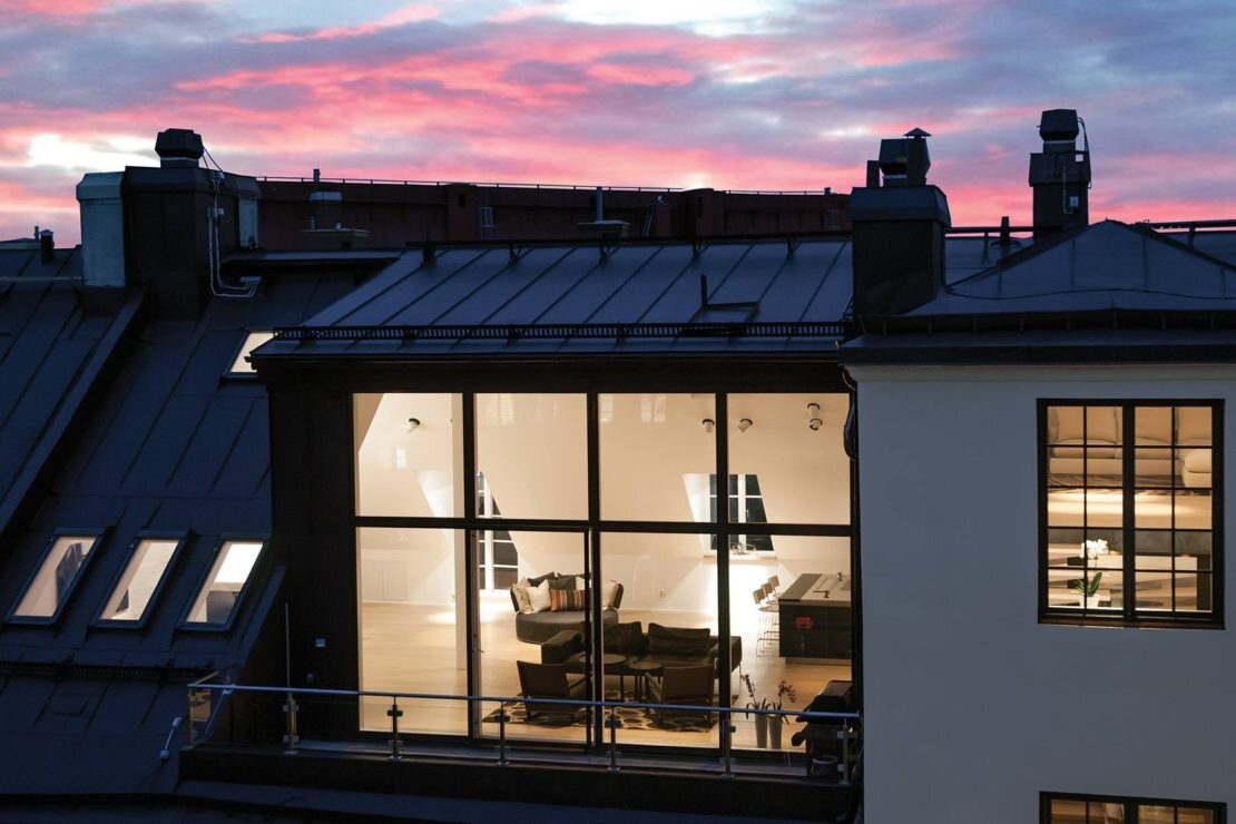 Зачем шведы вешают зеркала на окна