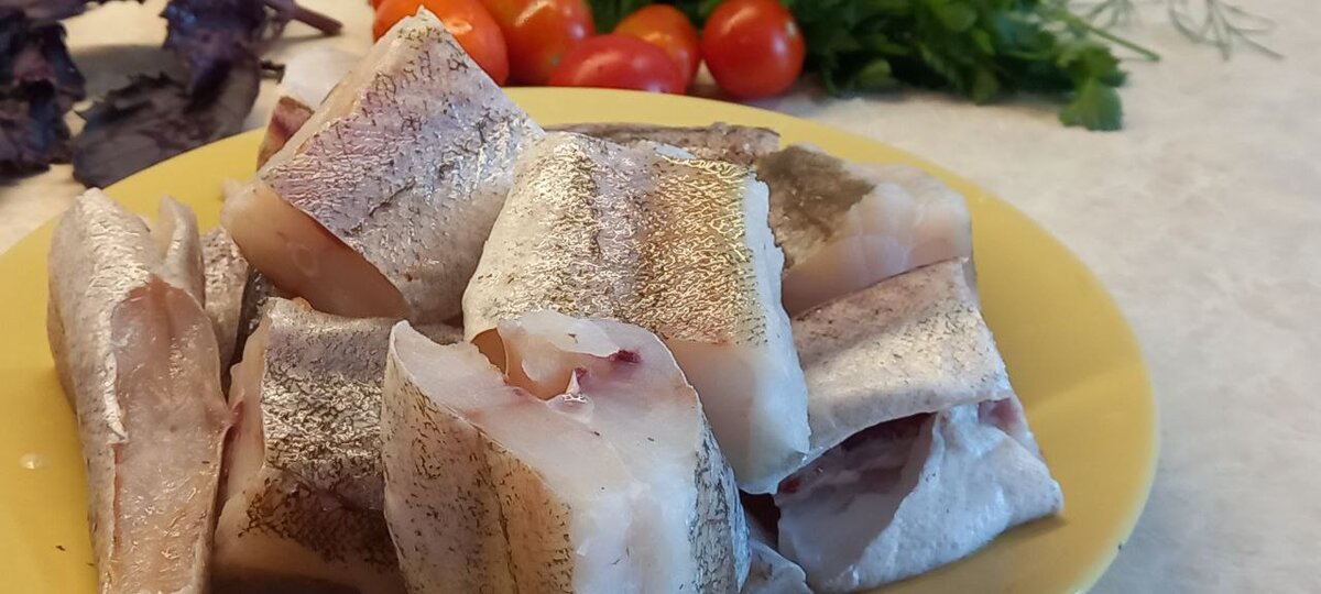 Минтай очистить и порезать на порционные кусочки.