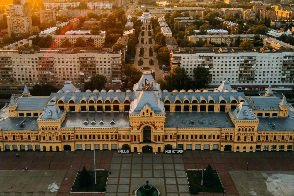 Ярмарочный дом, бульвар и вдали Спасская церковь