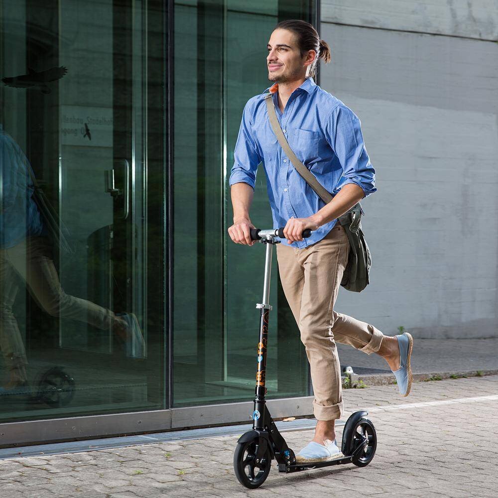 красивый самокат. парень на самокате. элайджа вуд на самокате. самокат. самокат.