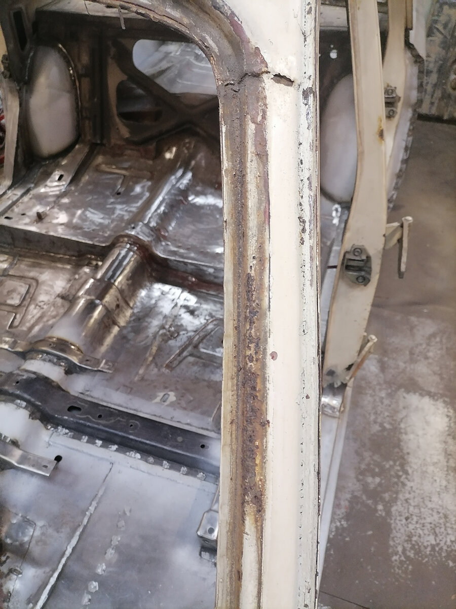 Стойка лобового стекла имеет противную, рыхлую коррозию