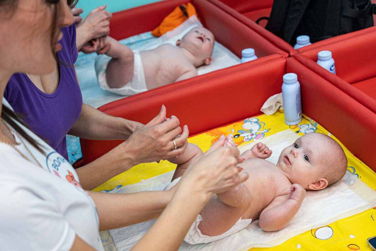 Понять, что ребенка беспокоят именно колики, можно по поджатым к животику ножкам