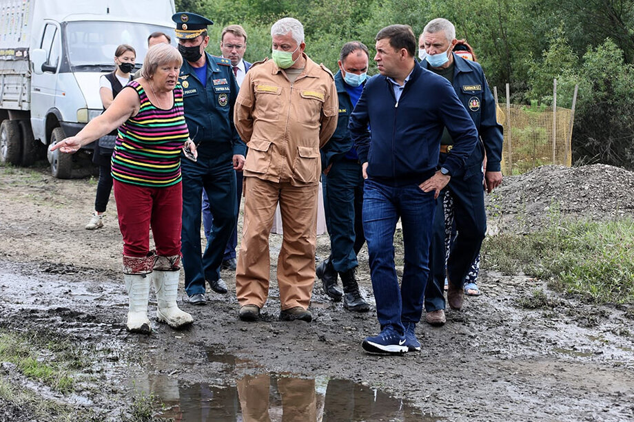 Губернатор Евгений Куйвашев в ходе проверки аварийно-восстановительных работ в Верхней Салде, часть которой оказалась в зоне затопления вместе с территориями Нижней Салды и Горноуральского городского округа. Фото: департамент информационной политики Свердловской области