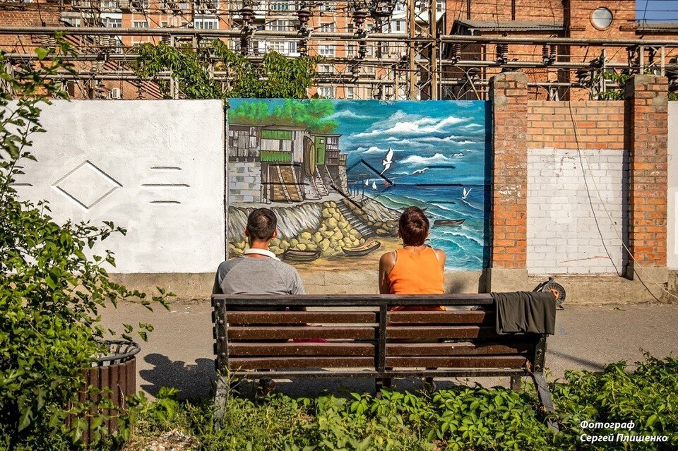     Изображенные работы, украсившие стену, были выбраны по итогам открытого голосования. Фото: Сергей Плишенко.