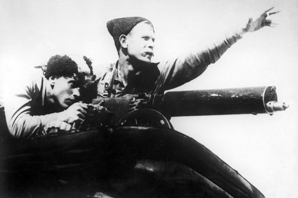    Борис Бабочкин (справа) в роли Василия Чапаева и Леонид Кмит в роли Петьки в кадре из художественного фильма «Чапаев».