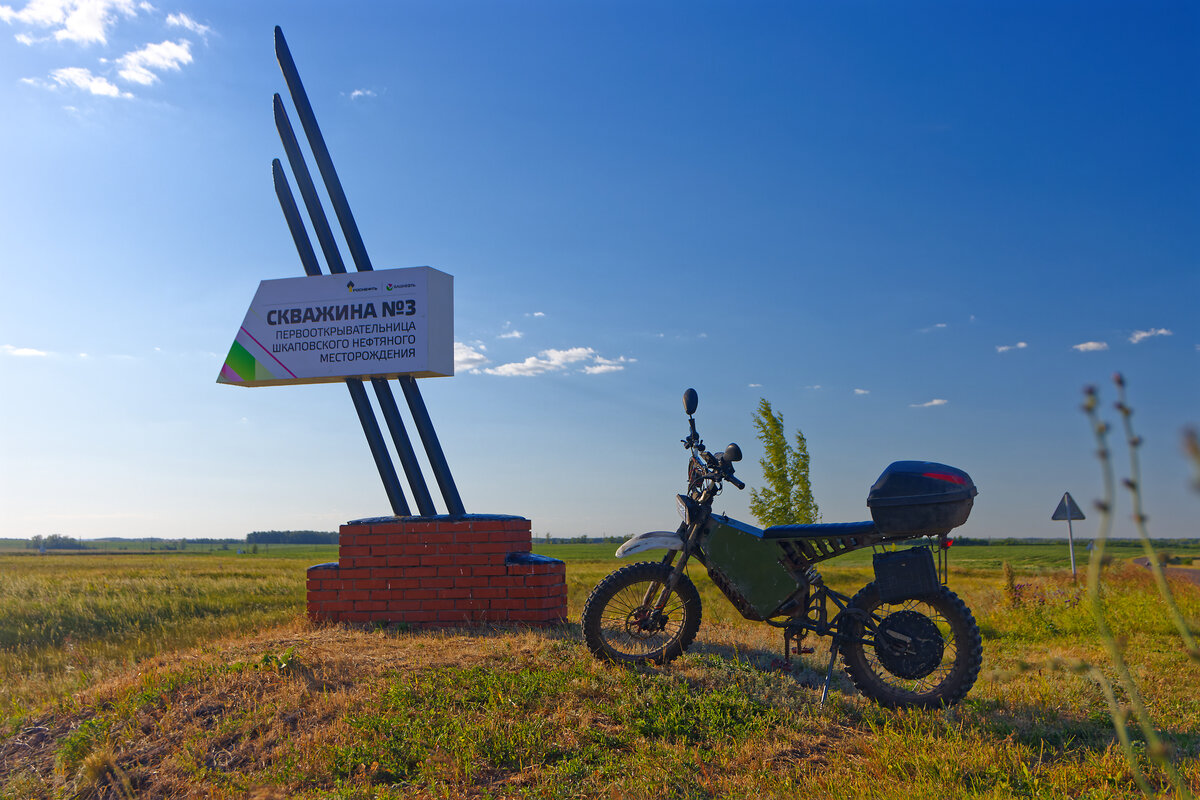 01. Вот такая скромная стела у тихой дороги.