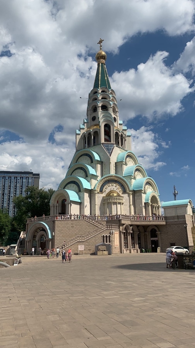 Очередь к частице мощей Сергия Радонежского.