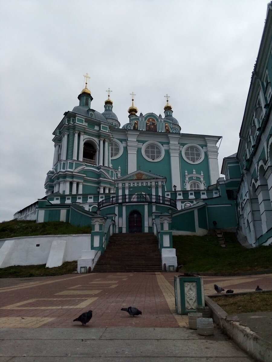 Смоленск. Главный храм города - Свято-Успенский кафедральный собор. Строительство собора закончилось в 1772-м году. Фото автора. 12.09.2022 г.