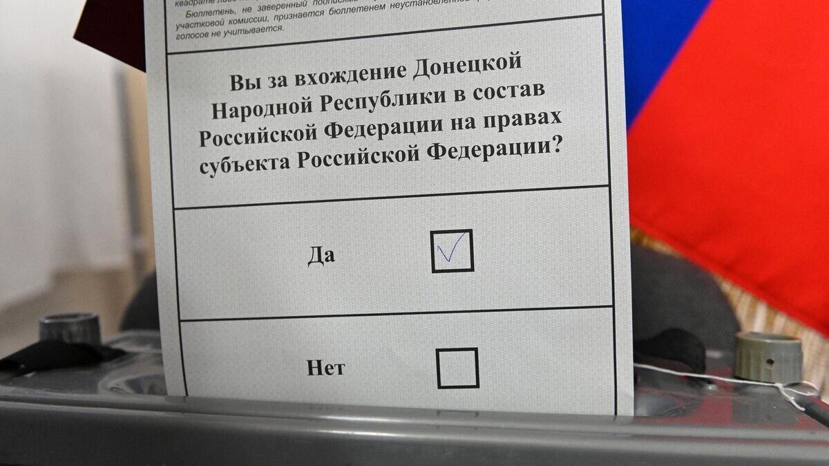    Бюллетень гражданина Донецкой народной республики во время голосования на референдуме на избирательном участке в Донском государственном университете в Ростове-на-Дону© РИА Новости / Сергей Пивоваров