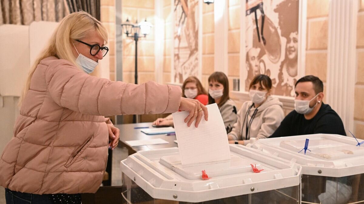    Женщина голосует на избирательном участке в Доме культуры железнодорожников в Москве, где проводится голосование на референдумах о вхождении в состав России ЛНР и ДНР© РИА Новости / Павел Бедняков