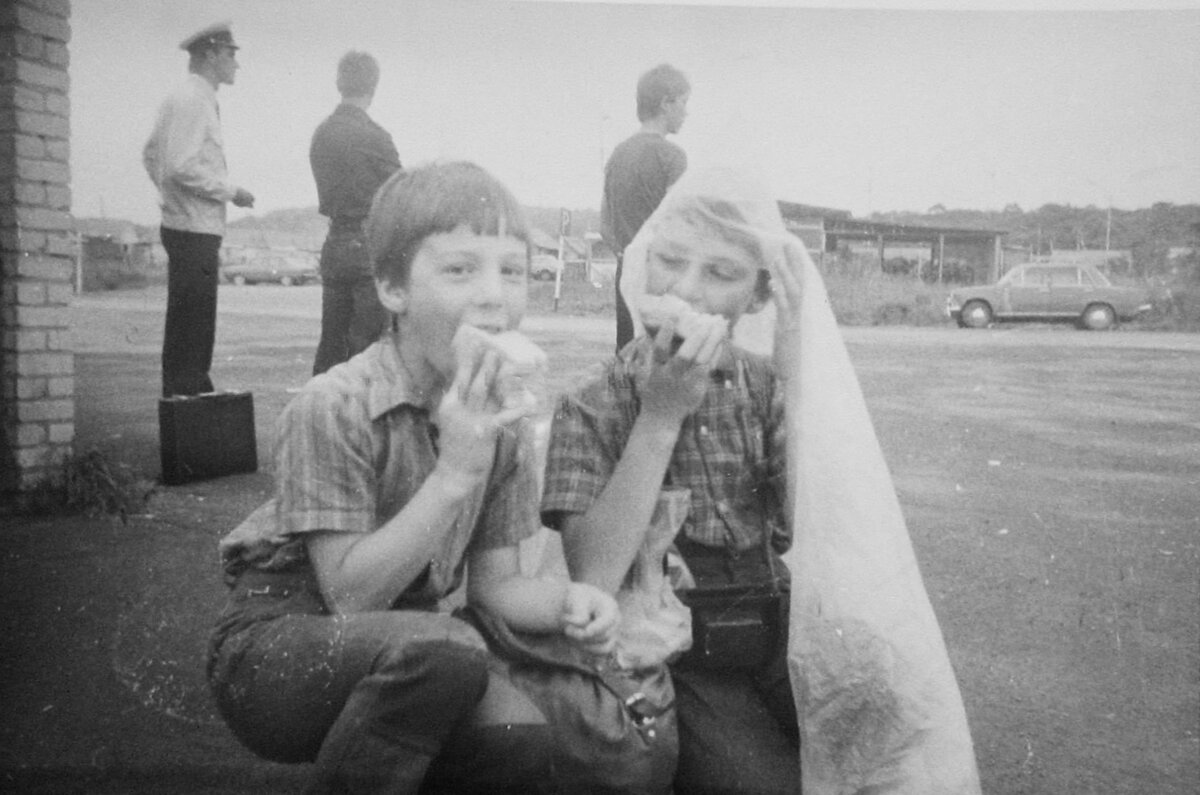 Свежий хлеб с хрустящей корочкой был настоящим деликатесом моего детства.