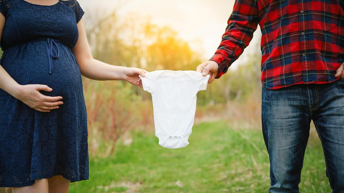    Беременная женщина и мужчина:Unsplash / Mon Petit Chou Photography
