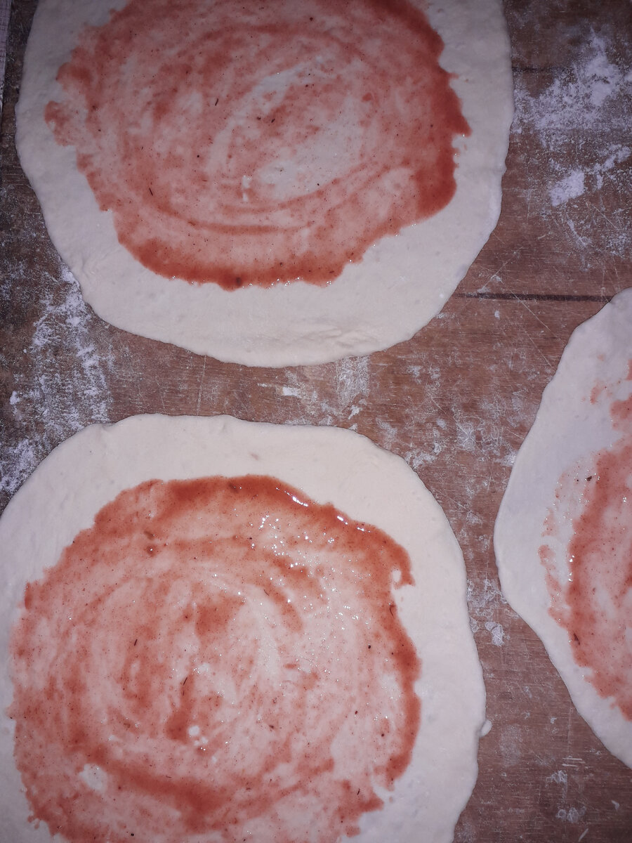 Раскатать тесто и смазать соусом томатным 