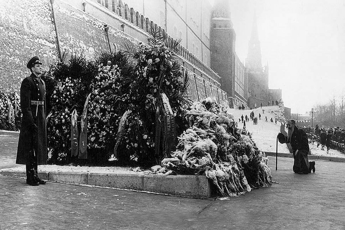 Прах солдат. Захоронение праха неизвестного солдата 1966. Захоронение неизвестного солдата у кремлёвской стены, 1966 год. Захоронение останков неизвестного солдата в Москве 1966. 3 Декабря 1966 могила неизвестного солдата.