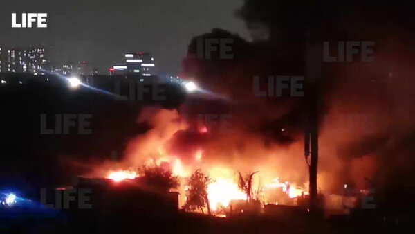 Ангар с машинами загорелся в Москве. Видео © LIFE