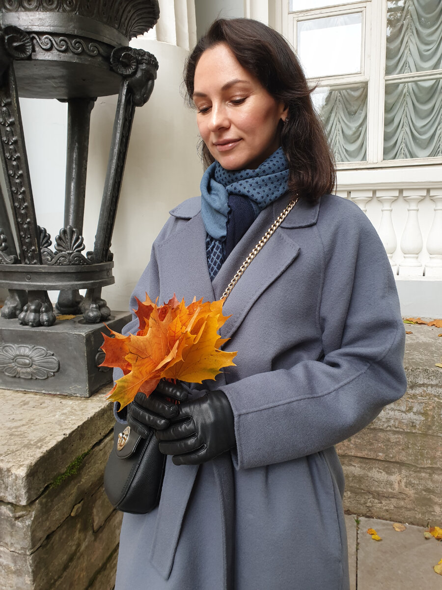 Привет! Меня зовут Екатерина, добро пожаловать на канал. Обычно пишу о моде, трендах, брендах, но вот сегодня захотелось написать "расслабляющую" статью😊. Фото прошлогоднее, т.к. этой осенью мало куда выбираемся погулять. Начался какой-то сезон гнездования. И это неудивительно, в Питере с погодой просто беда, дожди и ветра. Поэтому куда гулять...