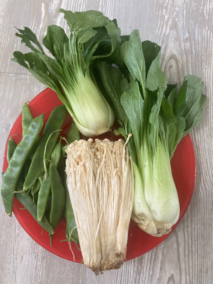 Бок чой, грибы эноки и зелёная фасоль. Я знаю, где можно купить это дёшево. 