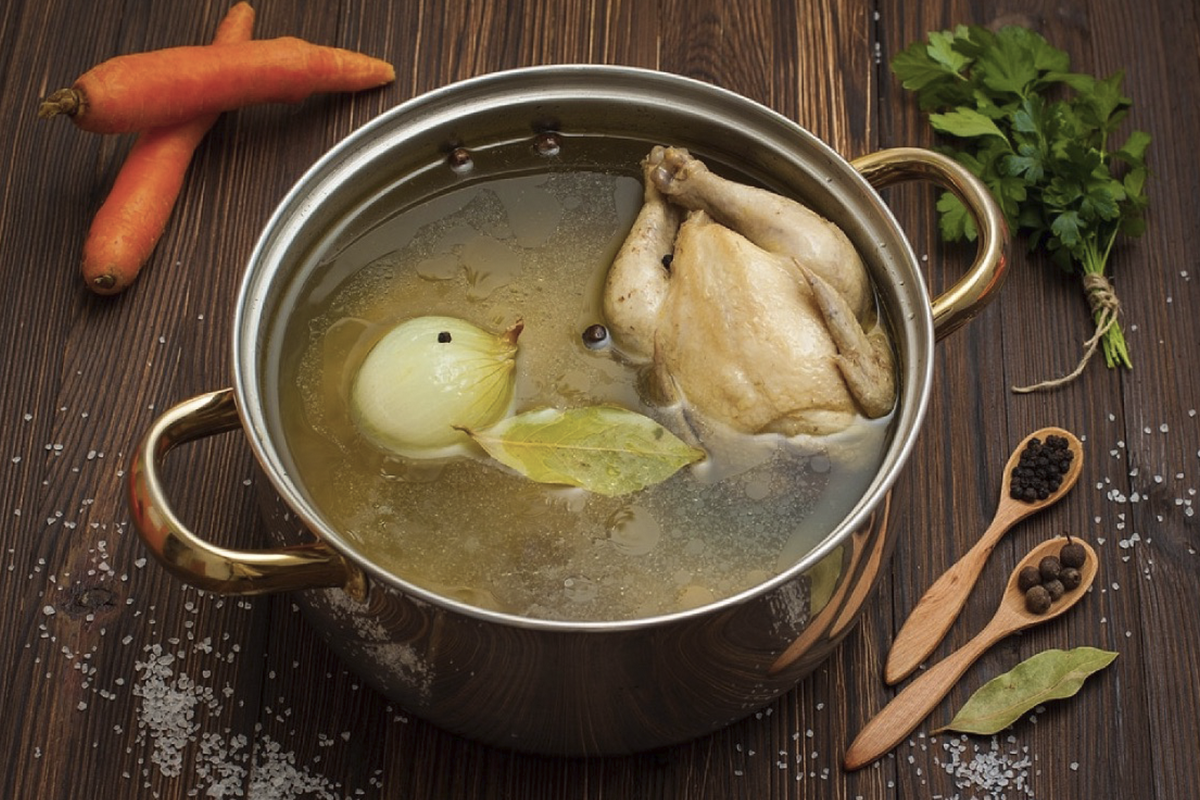 мутный куриный бульон. бульон из индейки. куриный бульон мутный. как сделать бульон прозрачным. куриный костный бульон.