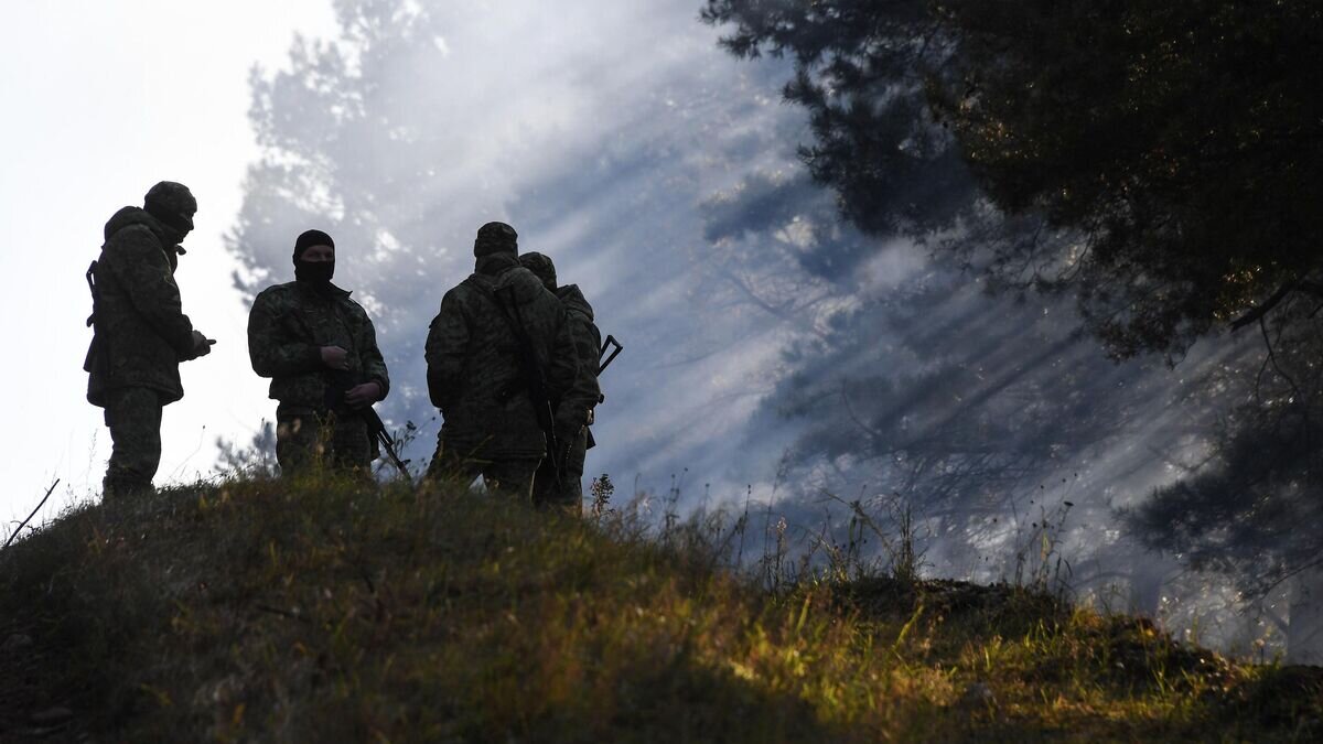    Белорусские военнослужащие рядом с лагерем нелегальных мигрантов на белорусско-польской границе© Sputnik / Виктор Толочко