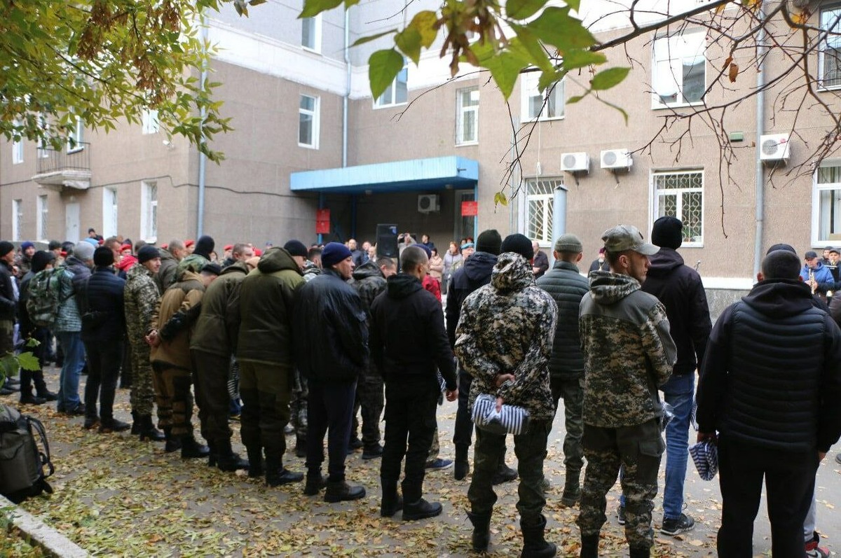  📷    В Орске 47 мужчин проводили на боевое слаживание в региональный сборный пункт Кристина Просвиркина