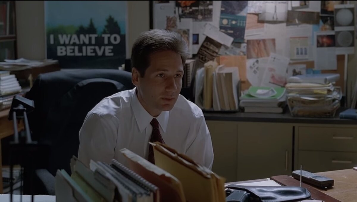 Малдер на фоне знаменитого плаката