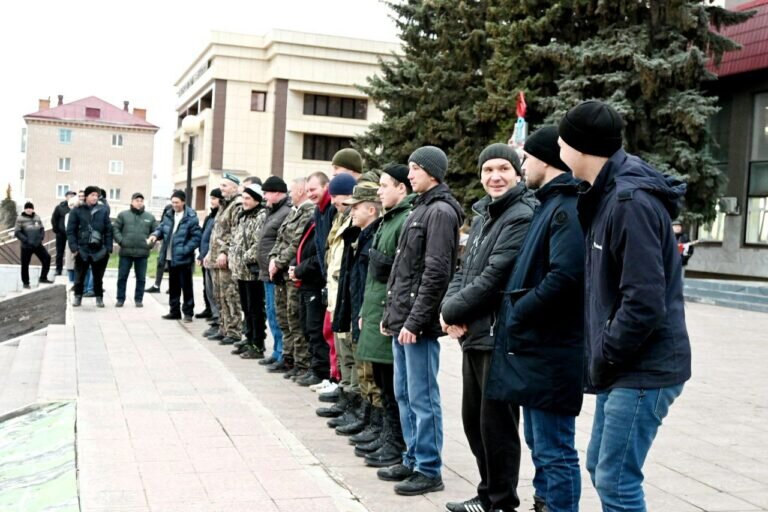    В Бугуруслане и Переволоцком районе проводили мобилизованных мужчин Андрей Севостьянов