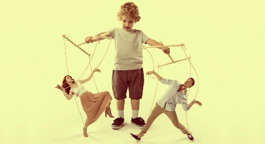 манипуляции родителей. избалованный ребенок. избалованный ребенок. родители и дети. ребенок манипулирует родителями.