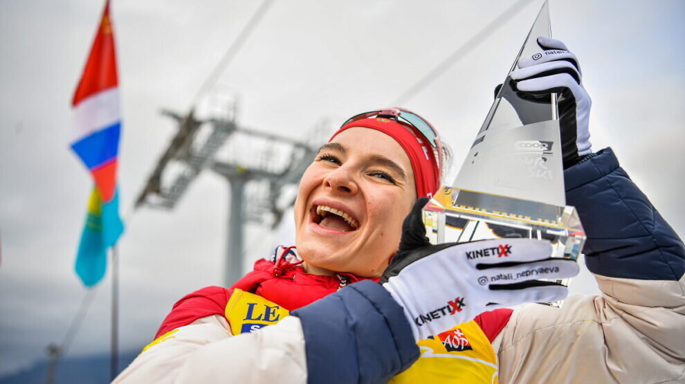    Наталья Непряева с наградой за победу в общем зачете «Тур де Ски». Фото: GLOBAL LOOK PRESS