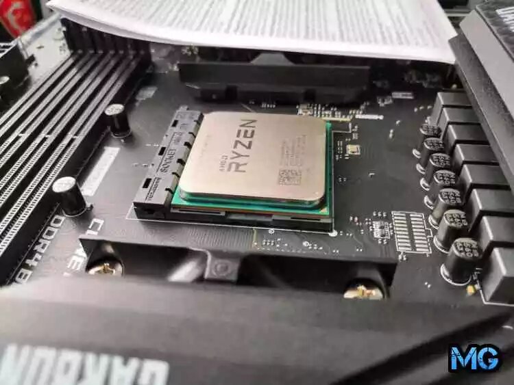 Собирая игровой ПК в 2022 за 40000 рублей мы решили остановиться на процессоре AMD Ryzen 5 2600, который будет лучшим вариантом в своей ценовой категории. Он предлагает 6 физических и 6 виртуальных ядер, которые работают на частоте до 3,4 ГГц с поддержкой разгона до 3.9 ГГц. Запас кэша на достойном уровне - 16 Мб, а для производства используется усовершенствованный 12-НМ техпроцесс.