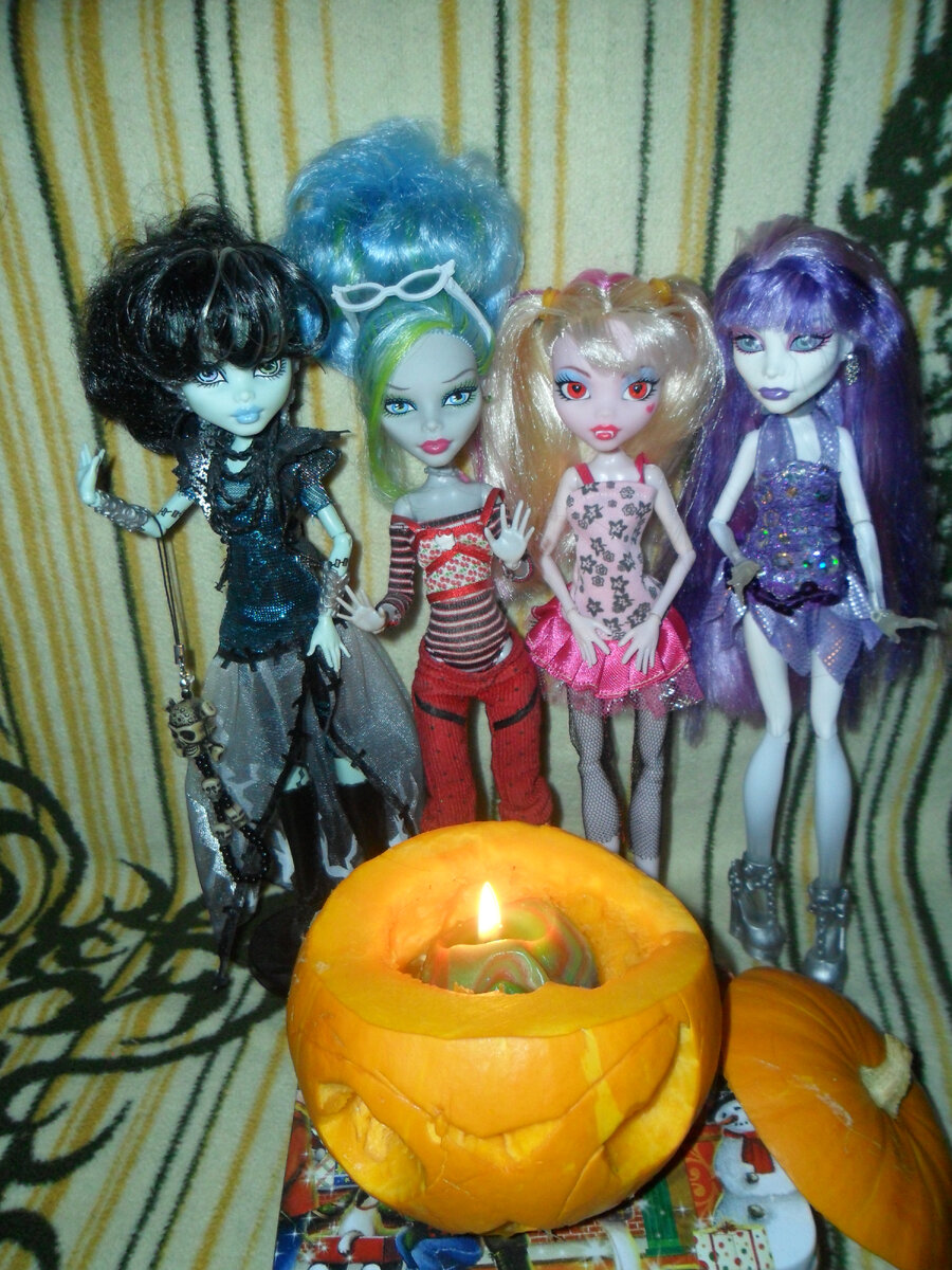 Вот она та самая тыква и мои монстрики, которые над ней колдовали 