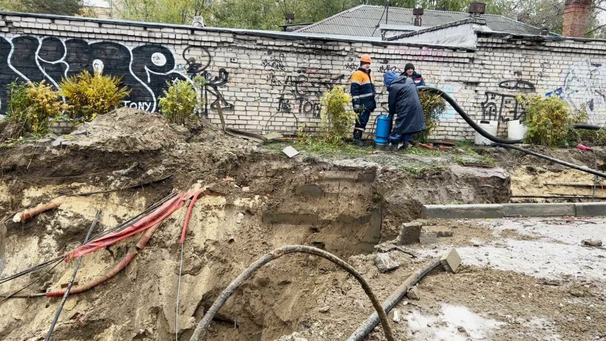     Следователи СКР на основании прокурорских материалов возбудили уголовное дело после крупной коммунальной аварии в Волгограде. 150 тысяч жителей многоквартирных домов и частного сектора несколько суток находятся без воды и тепла из-за прорыва коллектора.