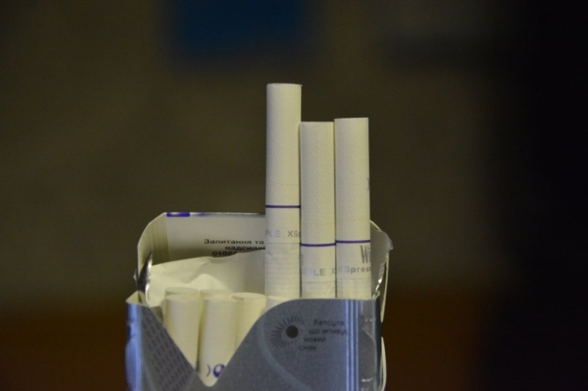    В Прикамье в соцсети попало фото малыша с сигаретой во рту на коленях отца