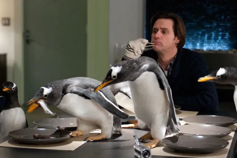 «Пингвины мистера Поппера» (2011)
«Пингвины мистера Поппера» — еще один хороший семейный фильм с Джимом Керри в главной роли. На этот раз актер сыграл не угрюмое выдуманное существо, а вполне настоящего человека, характер которого также оставляет желать лучшего. Его герой Том Поппер — преуспевающий бизнесмен, к которому на рождественские каникулы приезжают дети.Мужчина — не фанат Рождества, и все дни до него он проводит на встречах с бизнес-партнерами. Но все меняется, когда в канун праздника он получает наследство от погибшего отца-полярника — шестерых пингвинов. Теперь он вынужден одновременно приглядывать за животными, которых ни один зоопарк не может принять до окончания каникул, заботиться о детях и разбираться с нерешенными детскими травмами и романтическими проблемами. Фильм о важности семьи основан на одноименной книге Ричарда и Флоренс Этуотер, изданной в 1938 году.