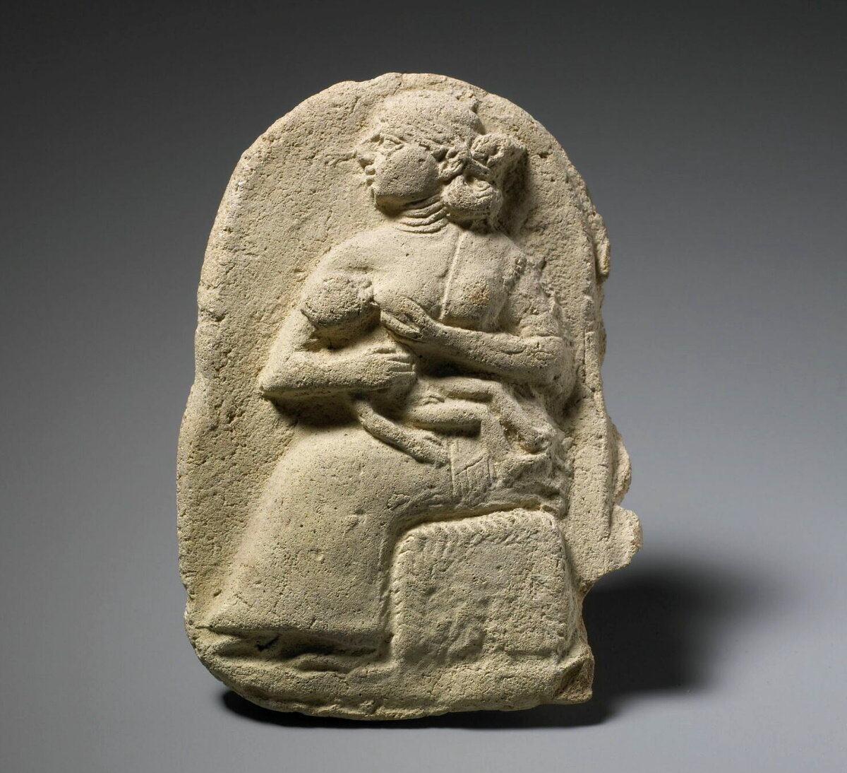 Статуэтка в виде женщины кормящей ребёнка, датировка: 2004 - 1595 гг. до н. э. Коллекция музея Лувр.
