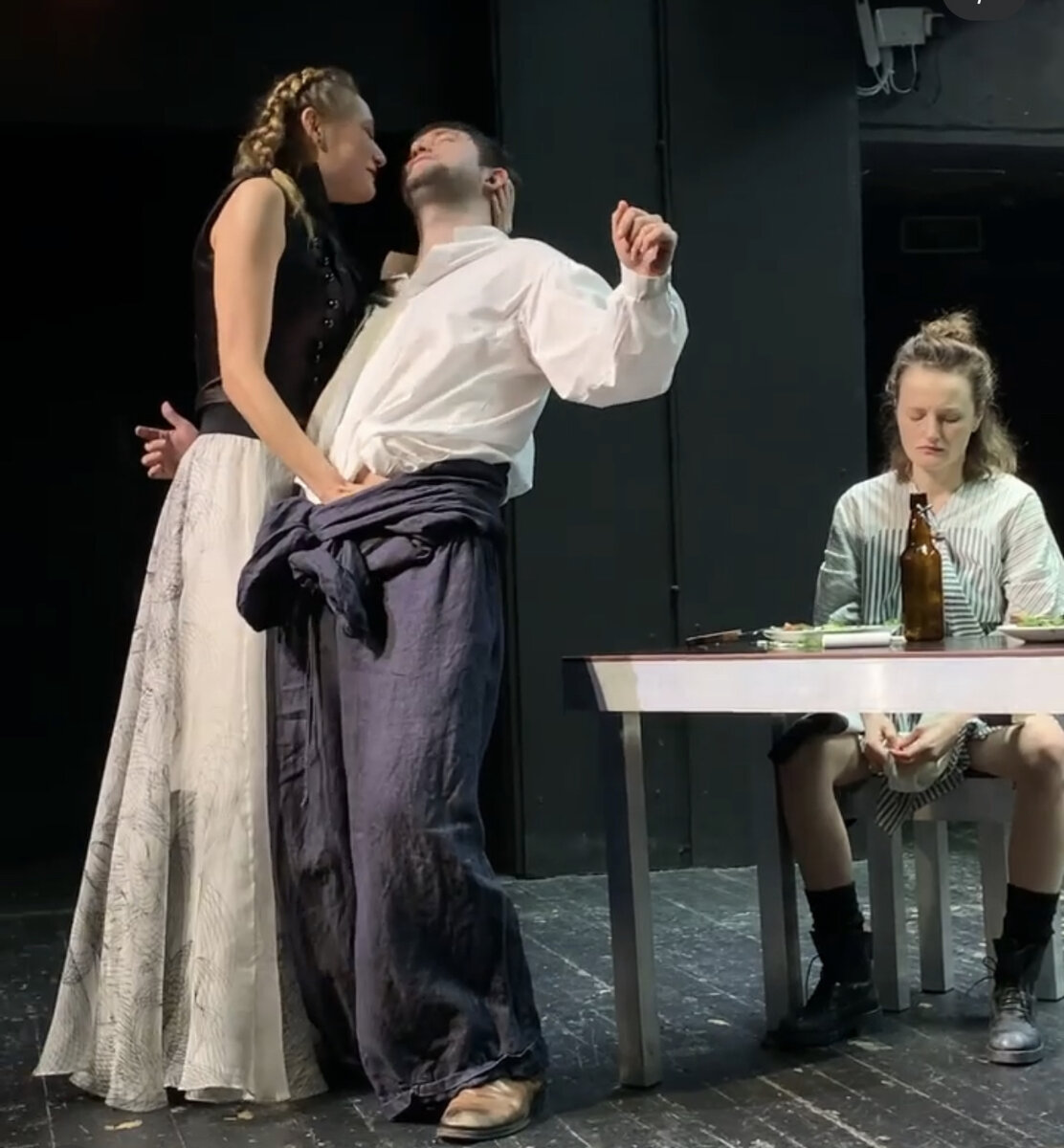 Фрекен Жюли ( Лилия Волкова) - графиня, богатая дама. Она увлечена своим лакеем. Любовный треугольник- графиня, лакей, горничная 